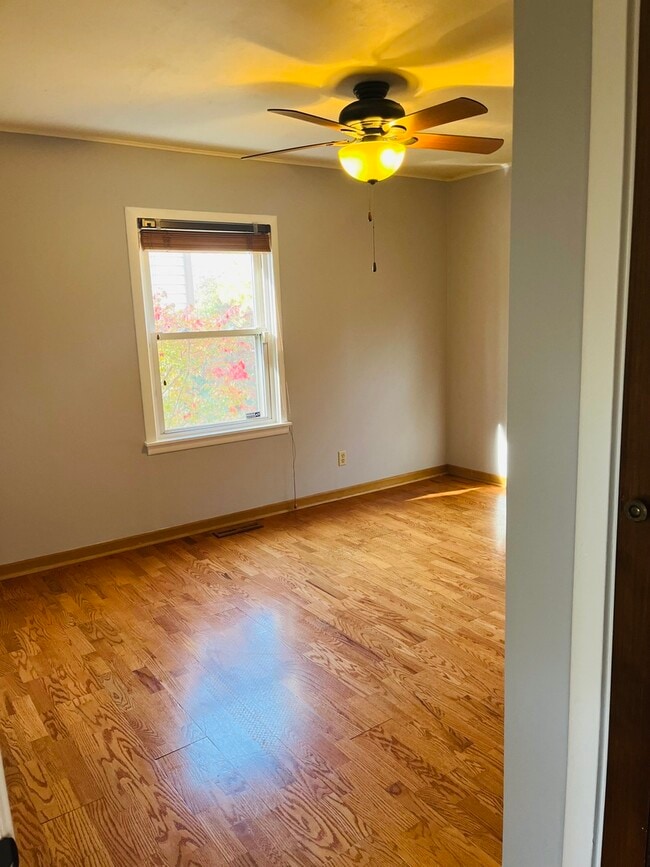 Building Photo - 587 Front St