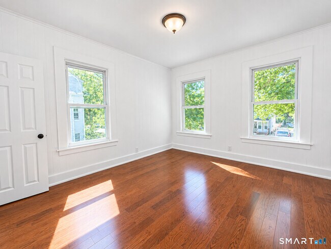 Building Photo - 407 Shelton Ave