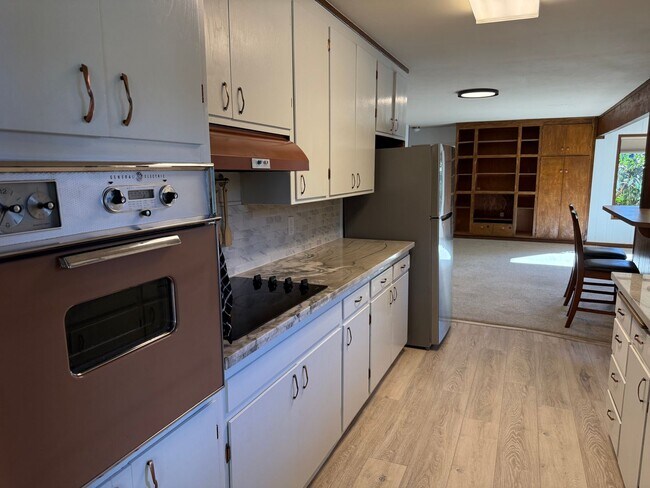 Building Photo - Desirable St Francis Neighborhood