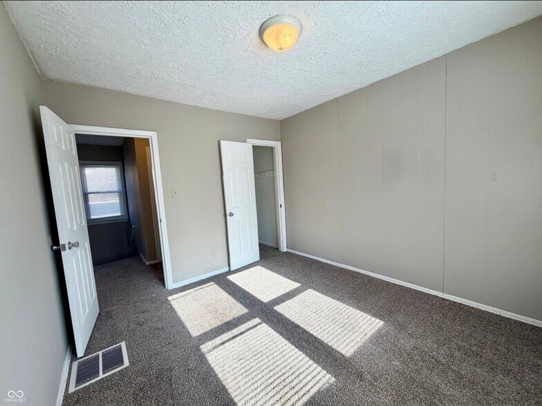 Building Photo - 4002 Rookwood Ave