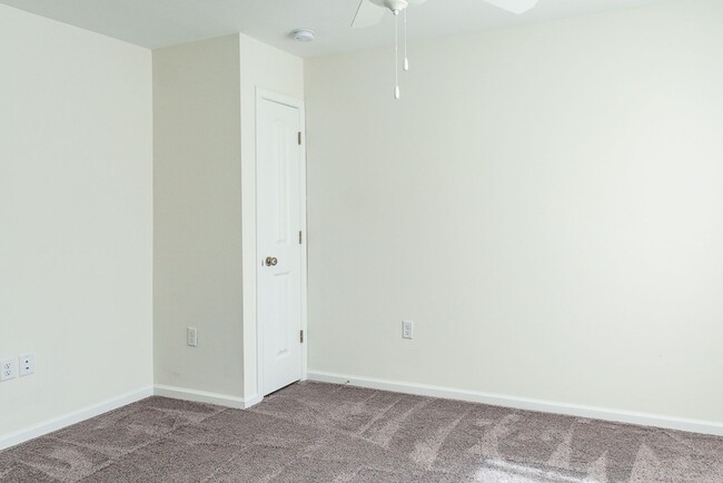 Building Photo - Three Bedroom Townhome