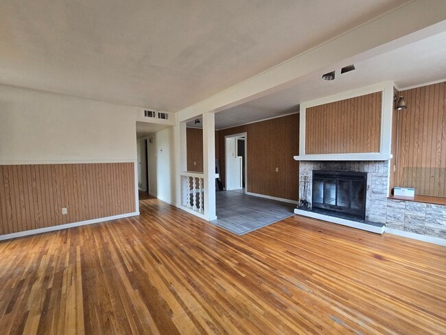 Building Photo - 3 BEDROOM ON LYNWOOD