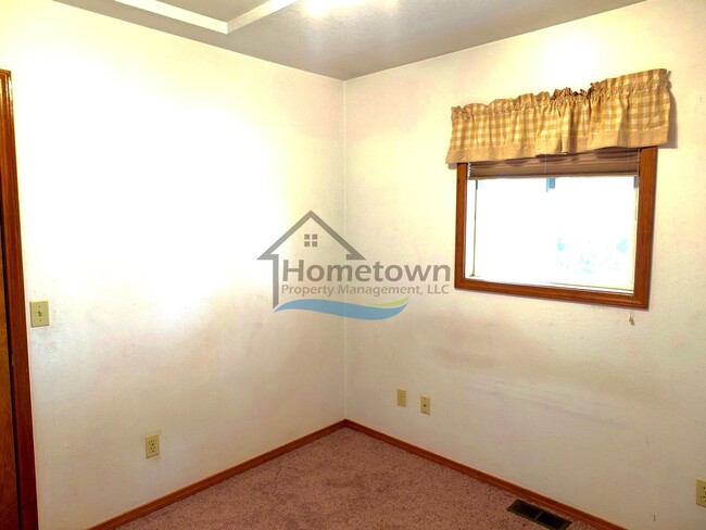 Building Photo - Cozy 2 Bed 1 Bath Home w/Garage & Indoor S...