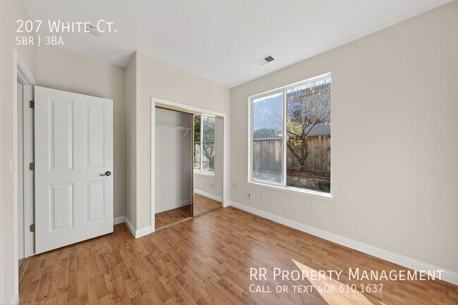 Building Photo - 207 White Ct