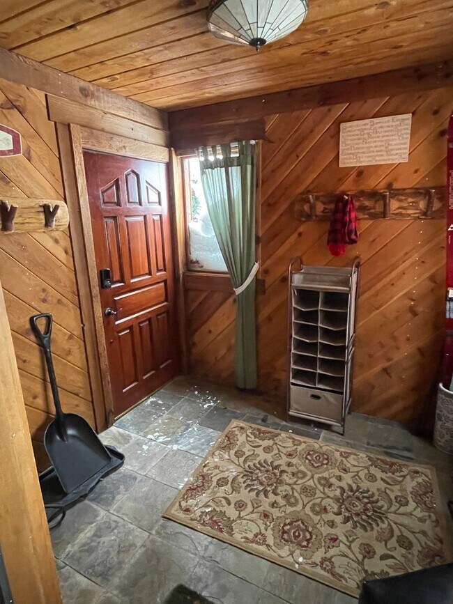 Building Photo - Beautiful furnished house in Stateline available now!