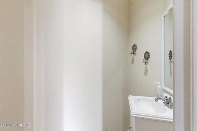 Building Photo - 606 Bay Ave