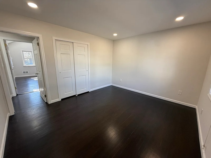 Building Photo - 627 Mola Blvd