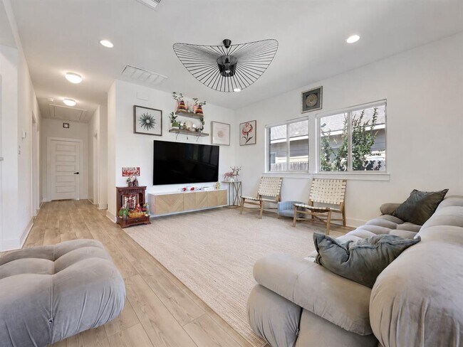 Building Photo - 6203 Principale Dr