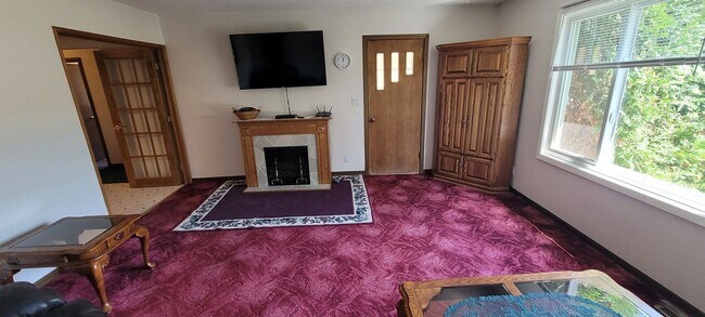 Building Photo - Partially Furnished 3 Bedroom House