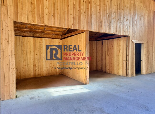 Building Photo - Beautiful 5 bed 2 bath country living - 5+...