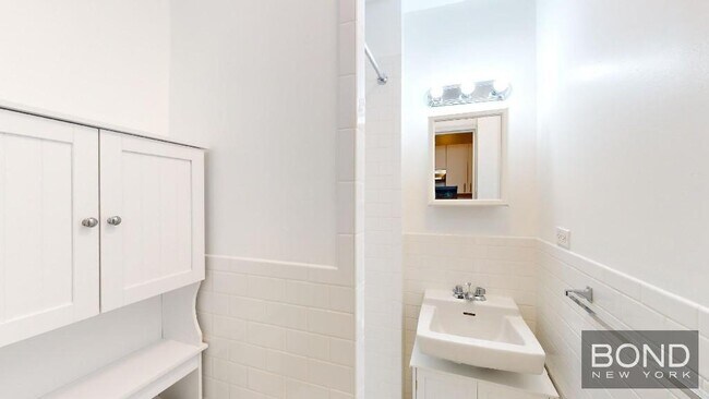 Building Photo - 222 E 89th St