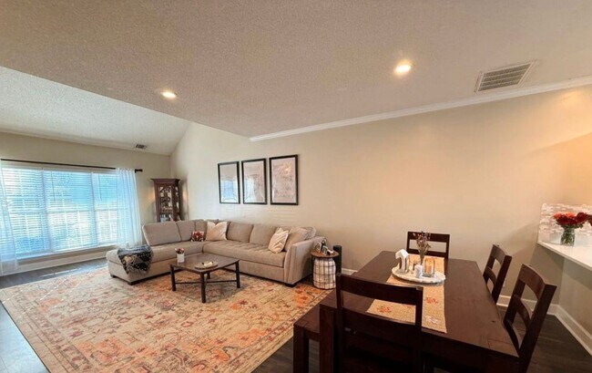 Building Photo - 3 Bed 2.5 Bath Single-Family Home