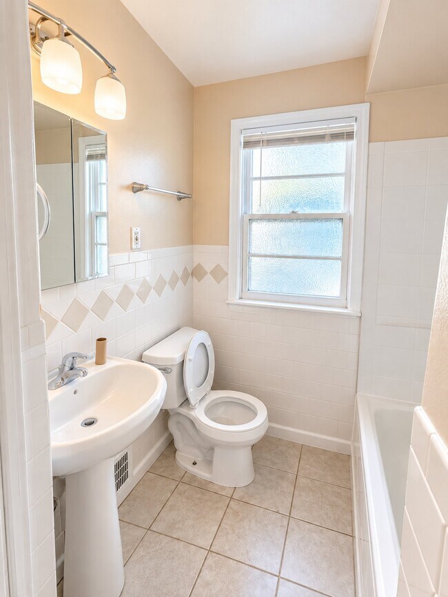 Building Photo - 21202 Gardenview Dr