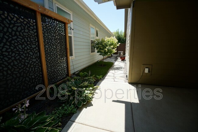 Building Photo - 407 W Pavilion Ln