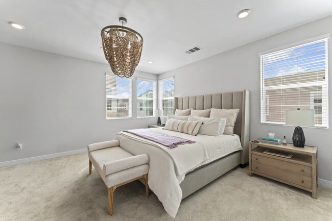 Building Photo - "Spacious 3-Bedroom Townhouse Retreat in P...