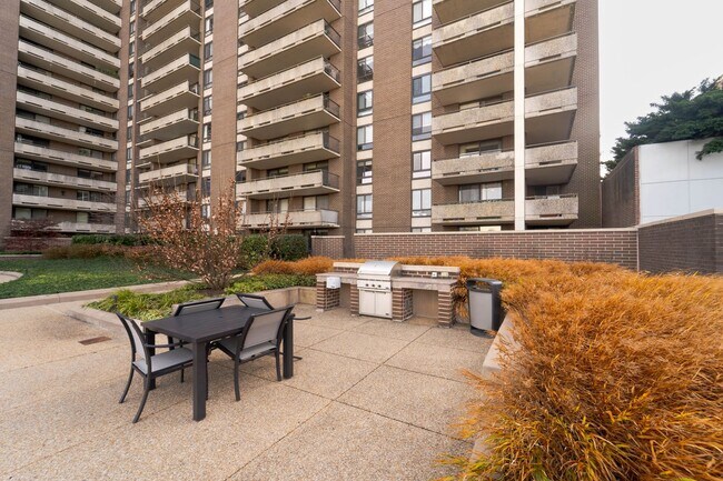 Building Photo - Contemporary 2BR/2BA Corner Condo at The Encore of McLean