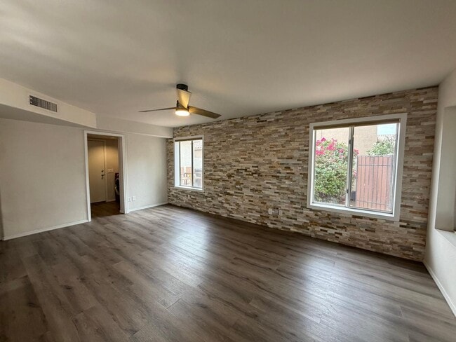 Building Photo - 902 S Surfside Dr