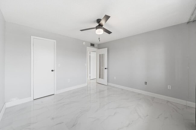 Building Photo - 1502 S Lakeside Dr