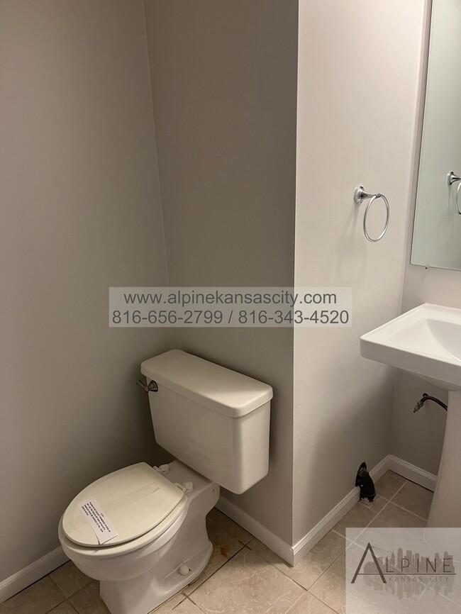 Building Photo - Spacious Parkville Ranch