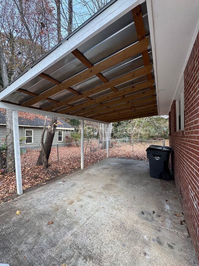 Building Photo - 97 Benson St