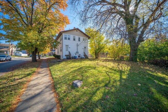 Building Photo - 1451 N 6th St