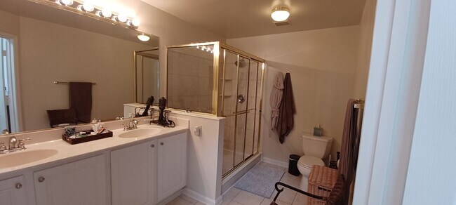 Building Photo - Luxurious And Spacious 3 Bed 2 Bath Brick ...