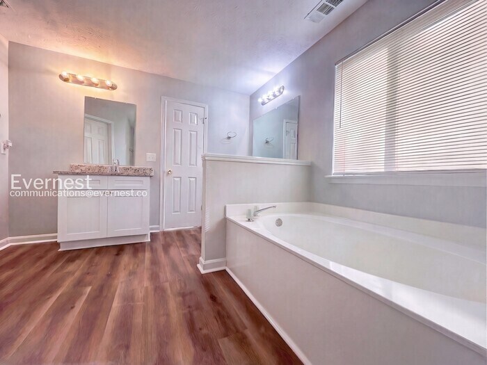 Building Photo - 710 Timbergrove Dr SW