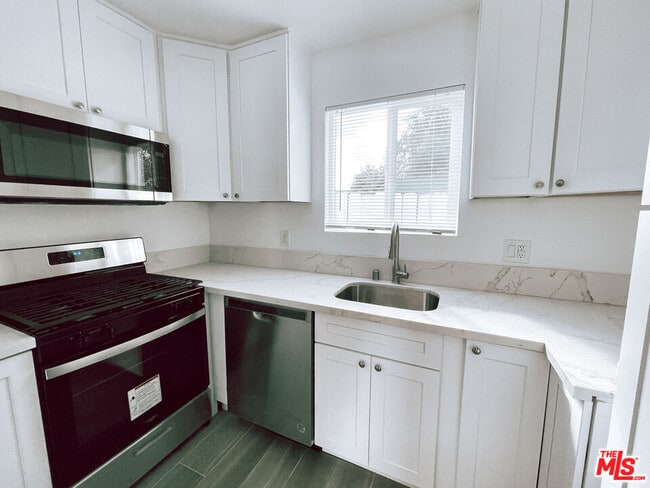 Building Photo - 2450 W 60th St