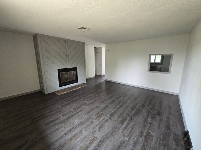 Building Photo - 3 bed 1 bath w/ fireplace!
