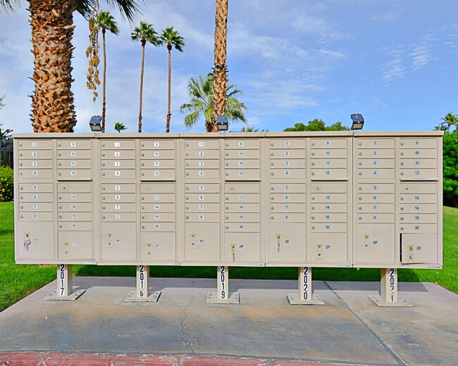 Building Photo - "Discover Your Oasis: Spacious 3-Bed Condo with Granite Touches in Palm Springs!"