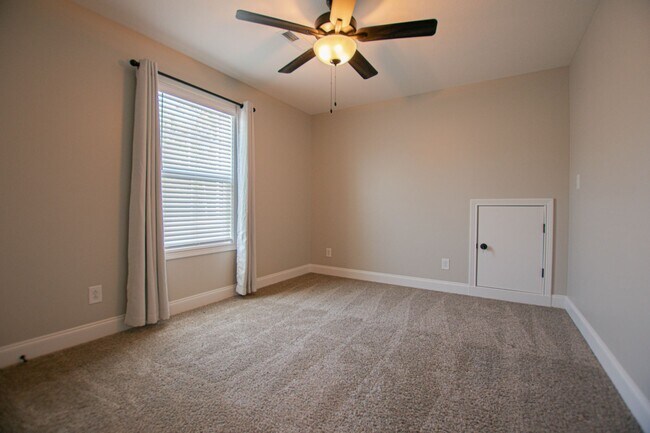 Building Photo - Pet Friendly Four Bedroom with Bonus!