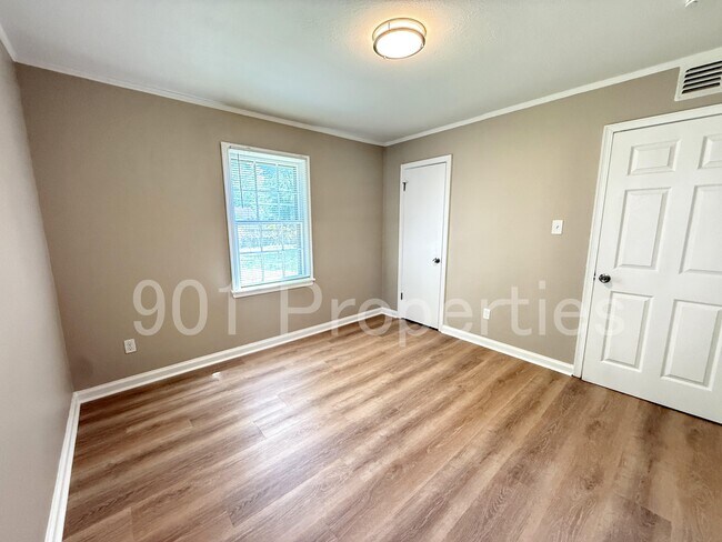 Building Photo - 814 Colonial Rd