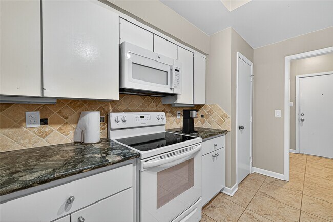 Building Photo - 7655 S Braeswood Blvd