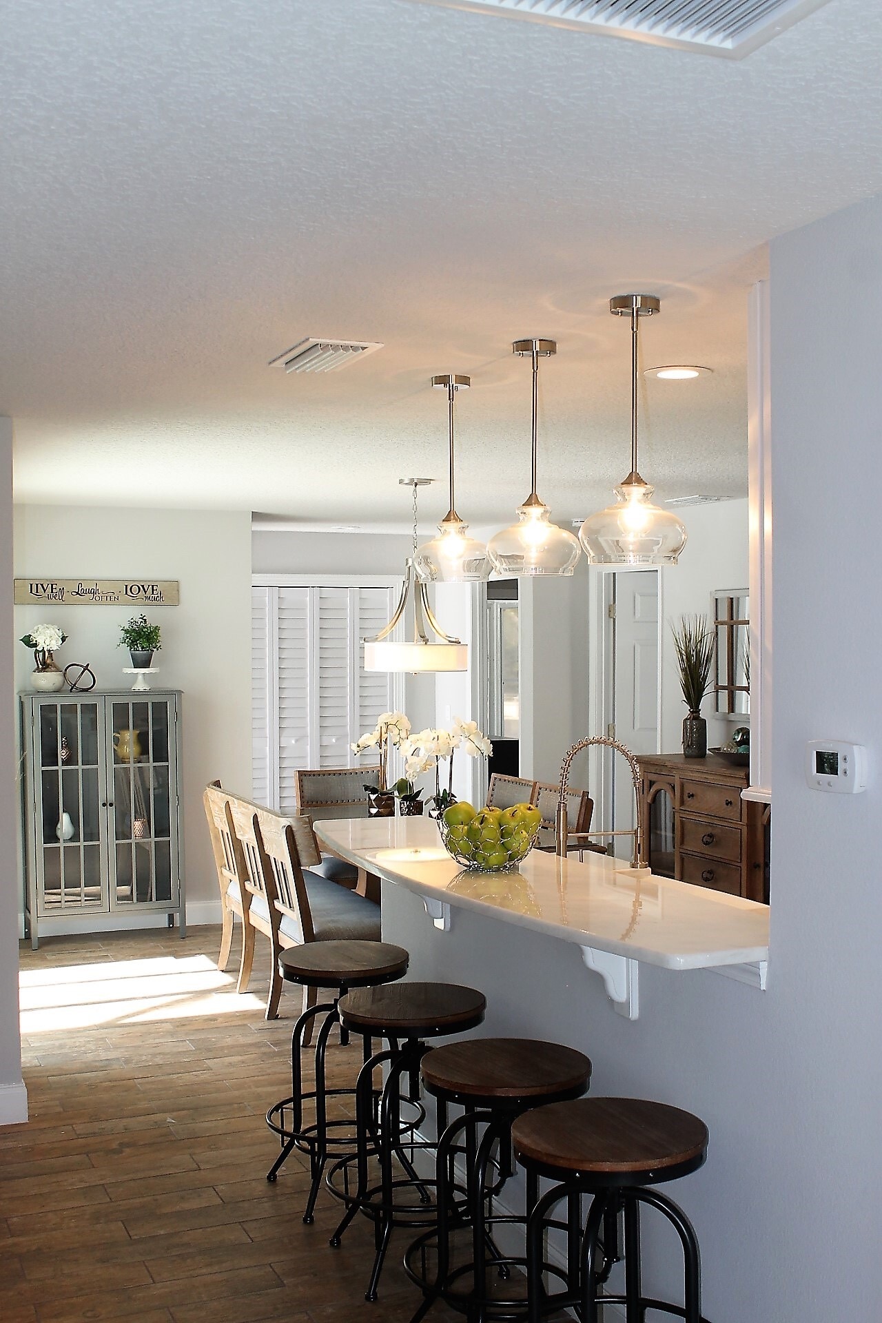 KITCHEN BAR - 12 Clarendon Ct S