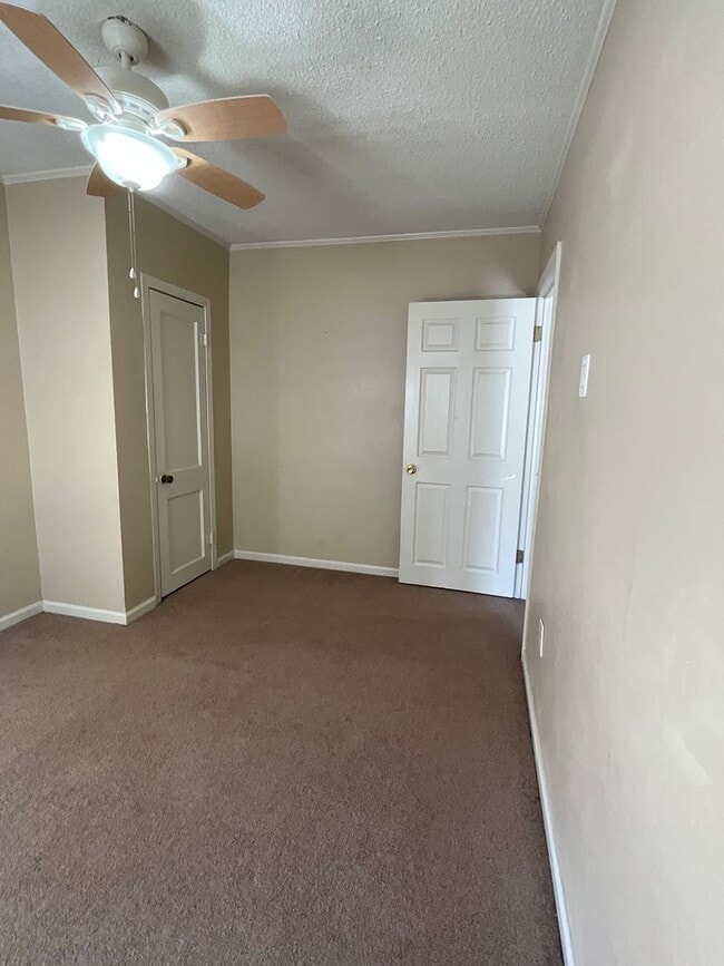 Building Photo - 901 Dennis Ave