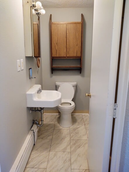 Building Photo - 131 Elm St