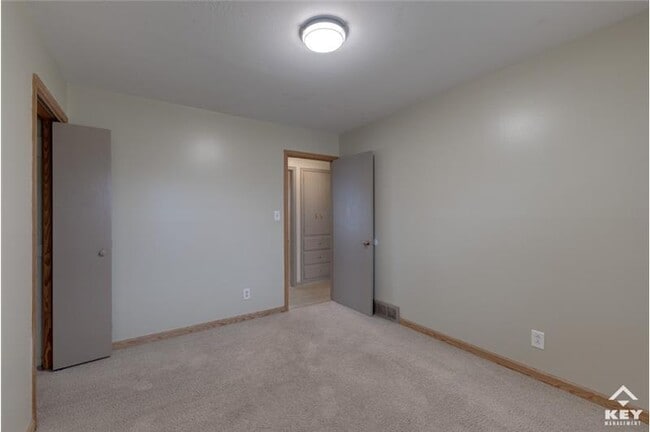 Building Photo - 953 S Doreen St