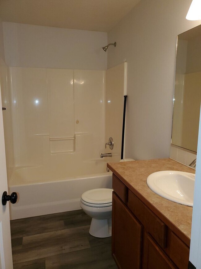 Building Photo - Beautiful 4 bedroom 3 bath home in the Landings!