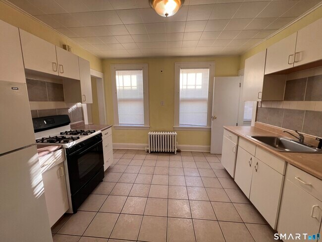 Building Photo - 2125 E Main St