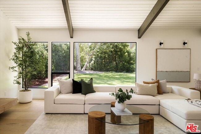 Building Photo - 2313 Banyan Dr