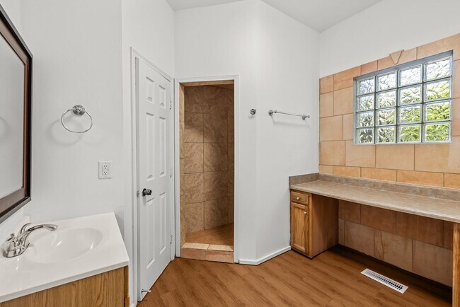 Building Photo - Beautiful 3 Bedroom 2 Bath