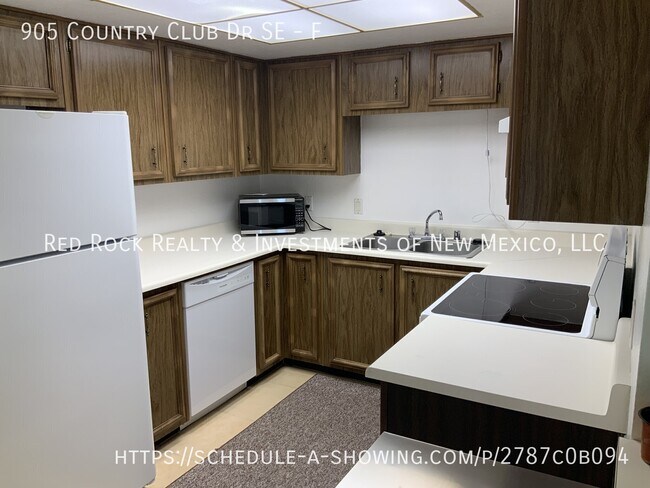 Building Photo - 905 Country Club Dr SE