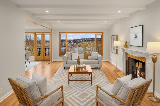 Building Photo - Queen Anne Home