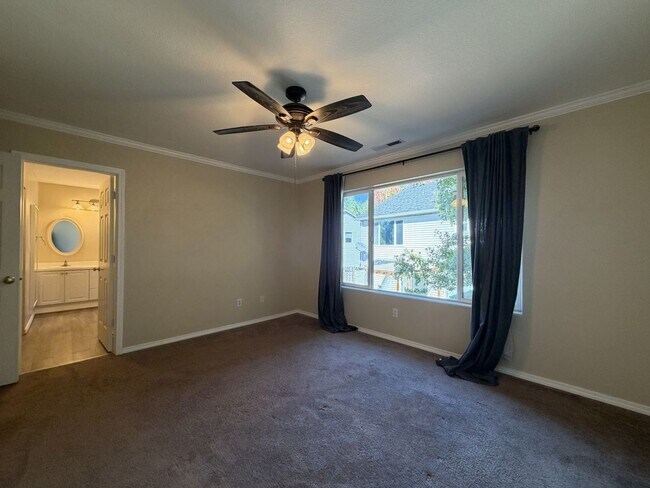 Building Photo - 5042 NE Schoeler Cir