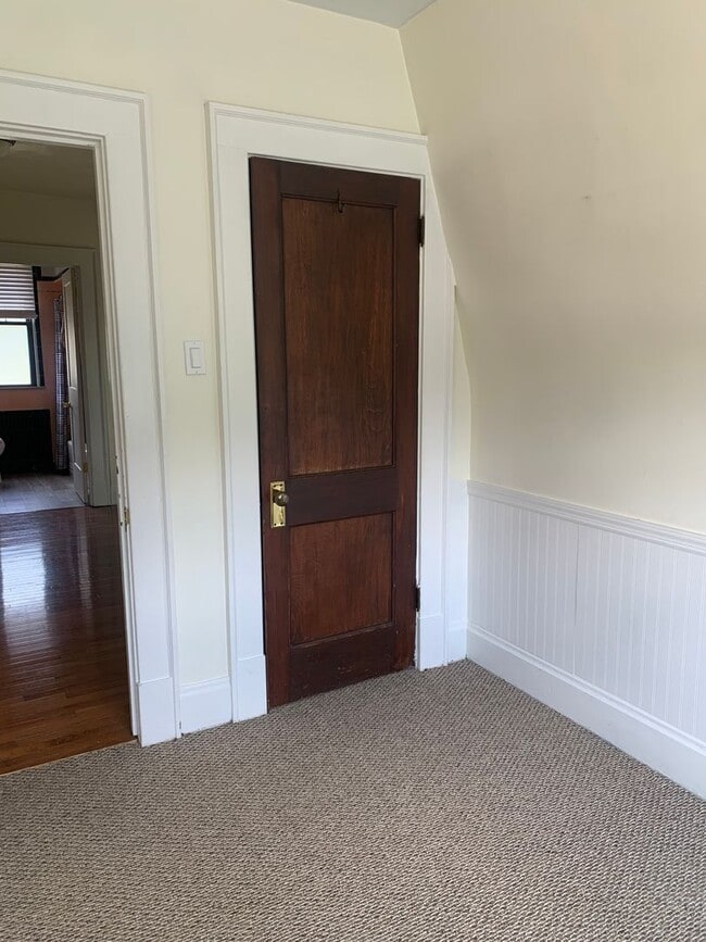 Building Photo - 3 Bedroom Single Family Home with Garage in Mount Washington!