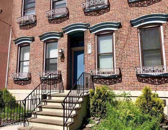 Building Photo - 58 Monroe St