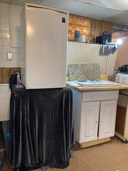 rental new stovetop mini fridge - 764 Lenore Ln