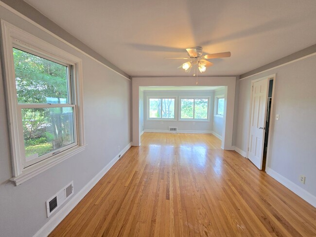 Building Photo - Amazing views overlooking the Raritan River! Commuter delight! Single family home with 2-bedroom,...