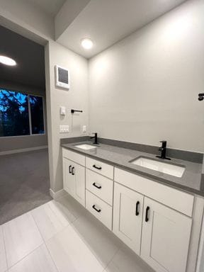 Building Photo - Modern 3Bed/2Bath PLUS 2 car garage Townhome in Bellevue!