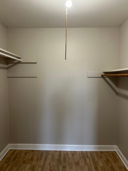 Building Photo - 1075 Valley Ln